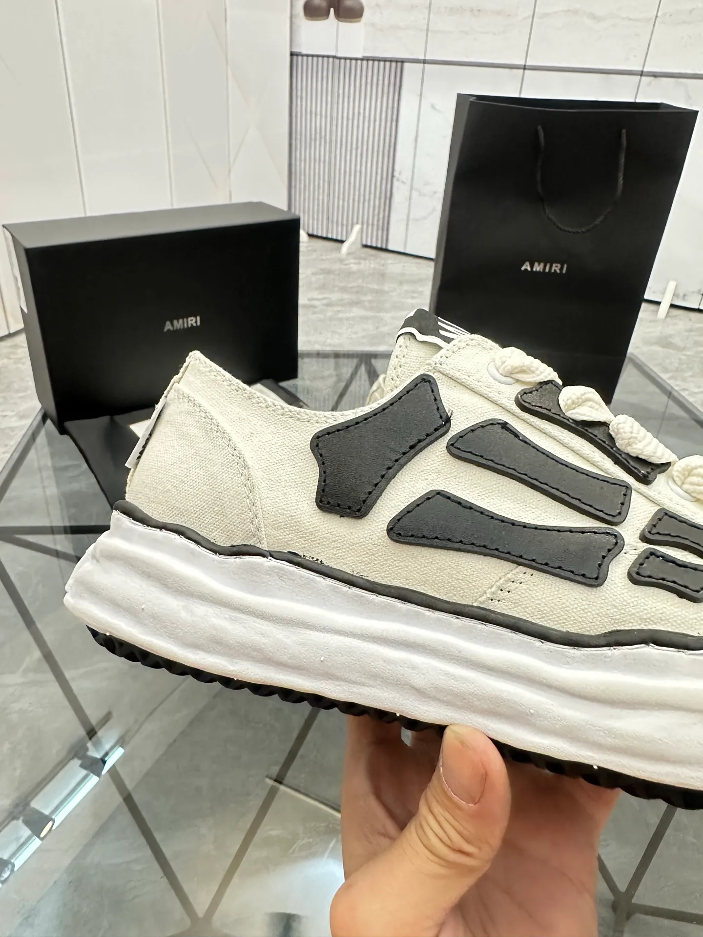 Men's shoes: 💰P520¥ High-end quality Product trademark: AMIRI* "Emil*" low-top casual shoes Regular size: 39-45 (can be customized to 46) Product materials: Upper imported original fabric spliced ​​cowhide, breathable lining, original outsole. Number: 525